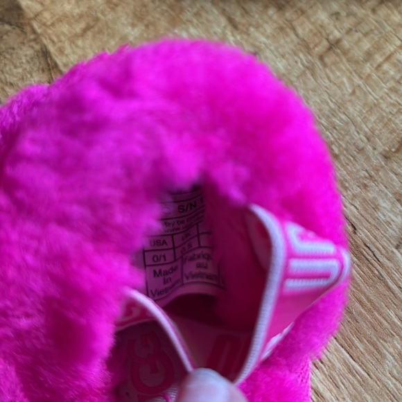 0/1 New Baby Ugg Sandals - Picture 3 of 6